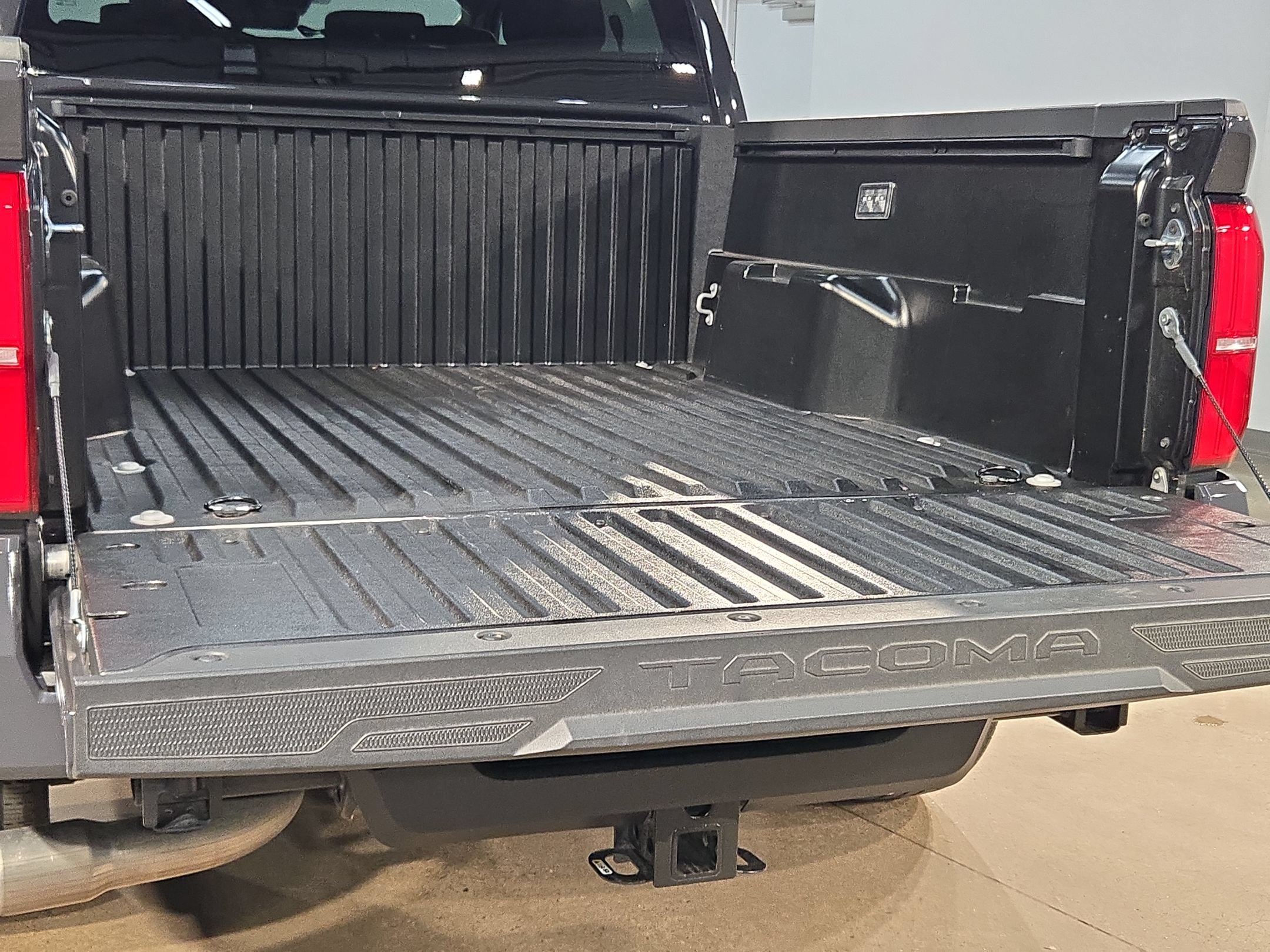 Certified 2025 Toyota Tacoma SR5 AWD/4WD image 18