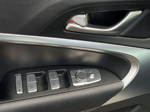 Used 2025 Genesis G70 2.5T image 12