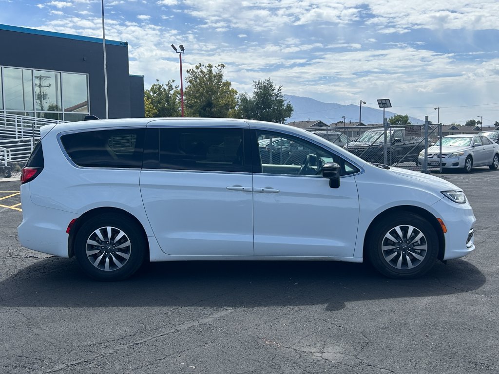 Used 2024 Chrysler Pacifica Limited FWD image 2