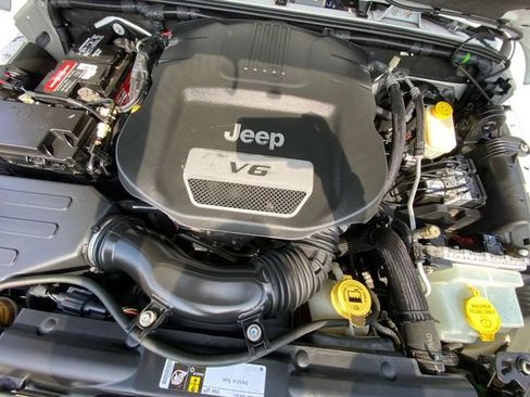 Used 2015 Jeep Wrangler Unlimited Sahara w/ Connectivity Group AWD/4WD image 25