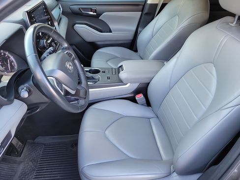 Used 2022 Toyota Highlander XLE FWD image 9