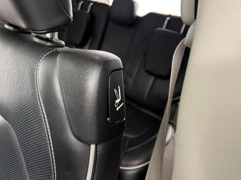 Used 2024 Chrysler Pacifica Limited image 15