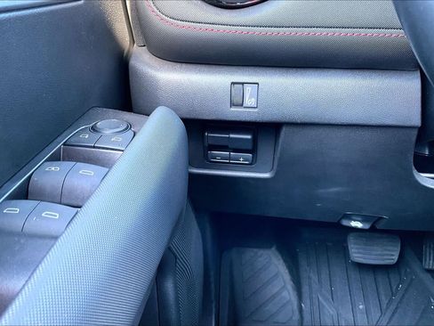 Used 2024 Chevrolet Colorado Z71 w/ Z71 Convenience Package 2 AWD/4WD image 32