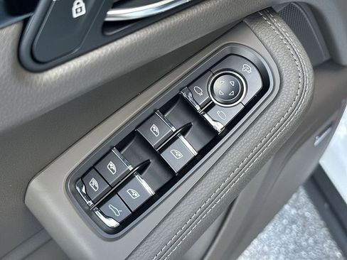 Used 2026 Porsche Macan AWD/4WD image 9