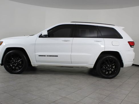 Used 2019 Jeep Grand Cherokee Altitude image 2