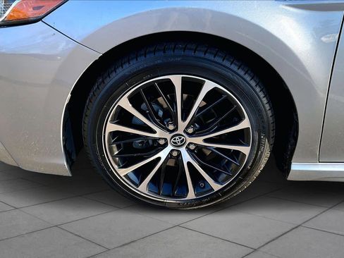 Certified 2019 Toyota Camry SE image 10