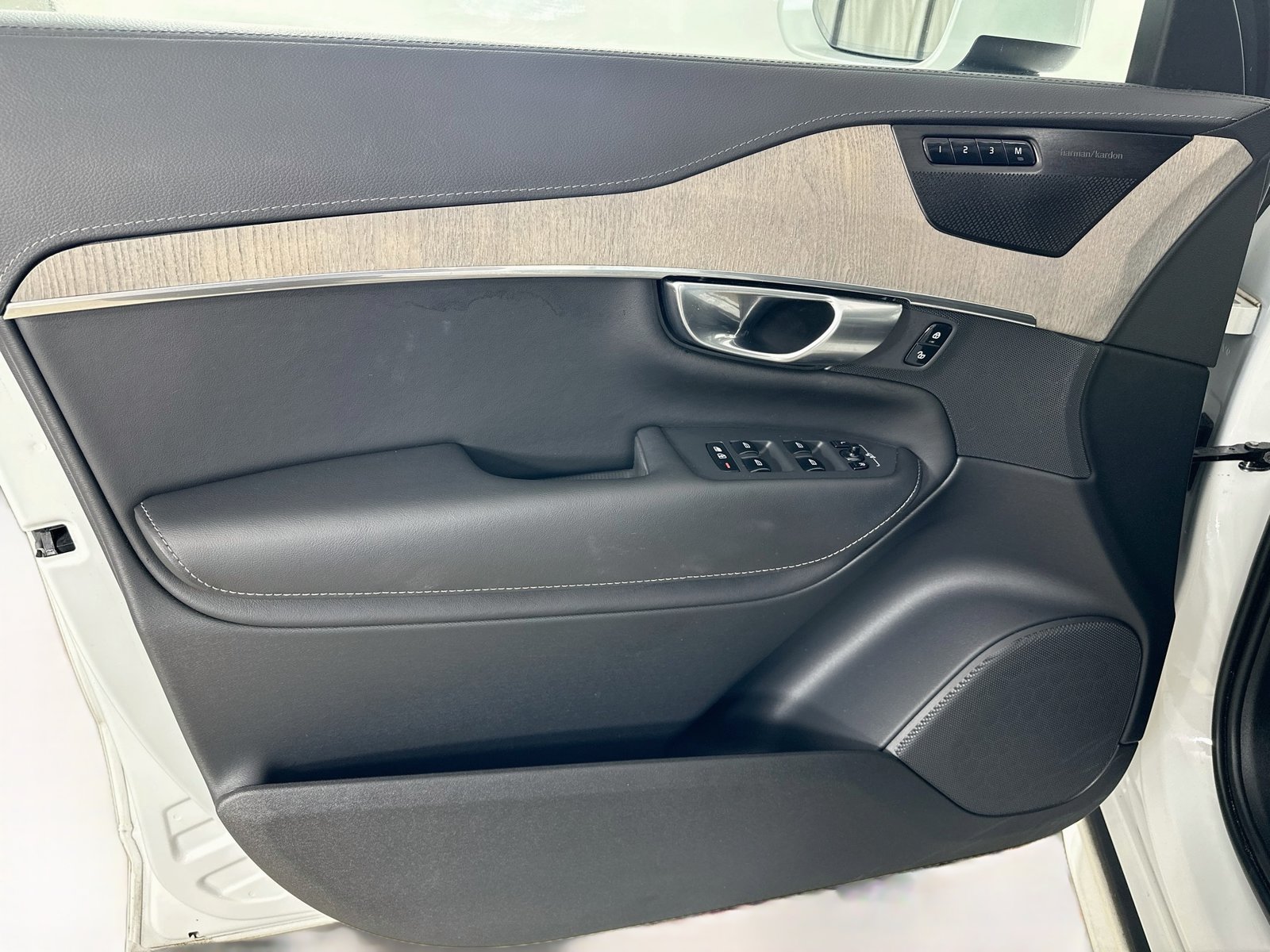 Certified 2024 Volvo XC90 B6 Ultimate w/ Protection Package Premier AWD/4WD image 16