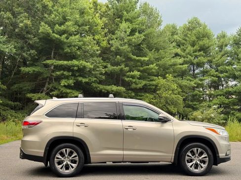 Used 2014 Toyota Highlander XLE AWD/4WD image 5
