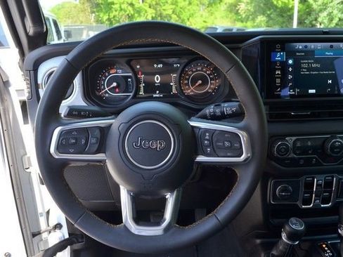 Used 2025 Jeep Wrangler Unlimited Sahara AWD/4WD image 19