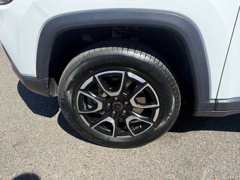 Used 2025 Jeep Compass Trailhawk AWD/4WD image 15
