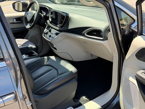 Used 2023 Chrysler Pacifica Touring-L FWD image 24