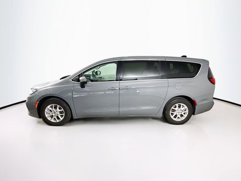 Used 2023 Chrysler Pacifica Touring-L image 7