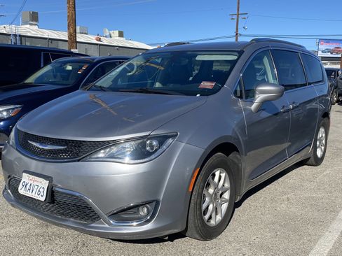 Used 2020 Chrysler Pacifica Touring-L image 2