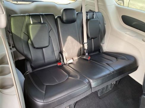 Used 2023 Chrysler Pacifica Touring-L image 30