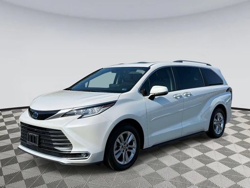 Used 2024 Toyota Sienna Limited AWD/4WD image 5