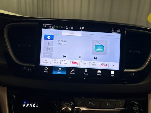 Used 2024 Chrysler Pacifica Touring-L FWD image 17