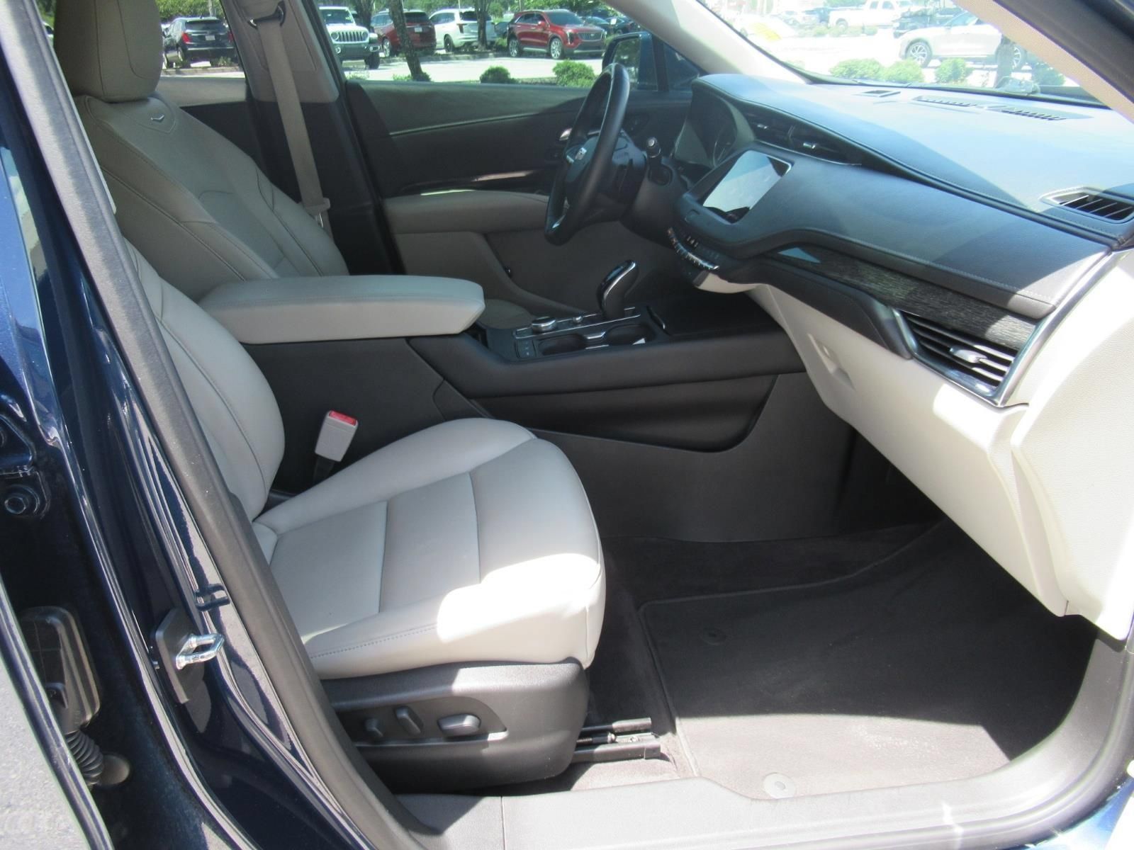 Used 2020 Cadillac XT4 Premium Luxury w/ Driver Awareness Package FWD image 9