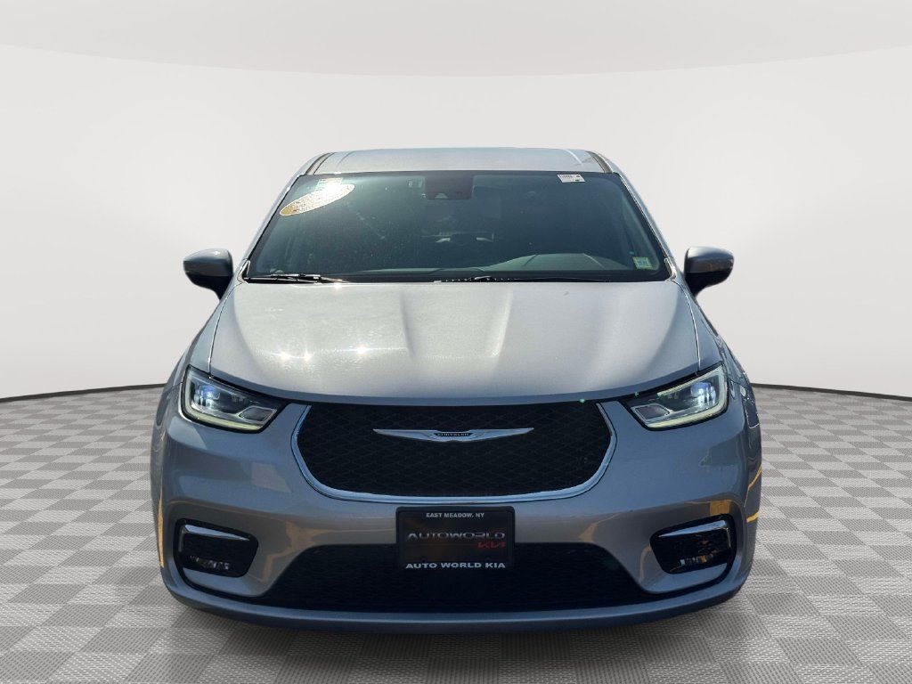 Used 2023 Chrysler Pacifica Touring-L FWD image 2
