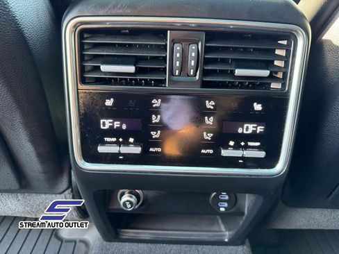 Used 2023 Porsche Cayenne Platinum Edition image 30