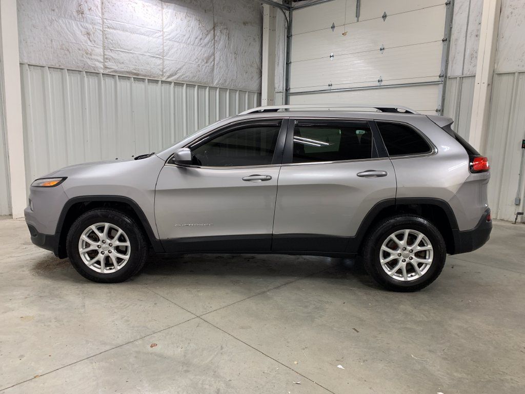 Used 2017 Jeep Cherokee Latitude w/ Cold Weather Group AWD/4WD image 3