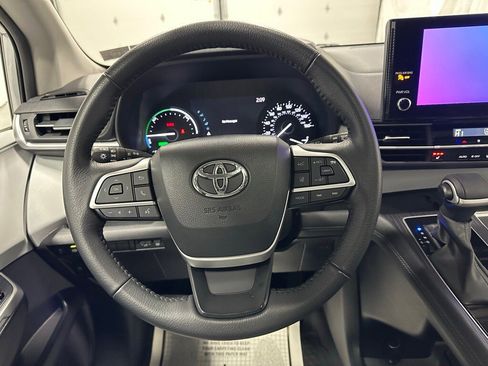 Used 2025 Toyota Sienna XLE image 19