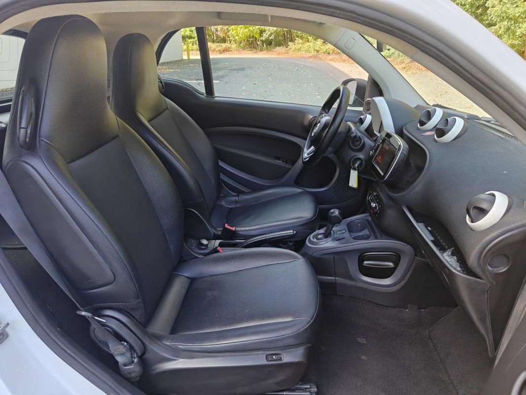 Used 2017 smart fortwo pure RWD image 18