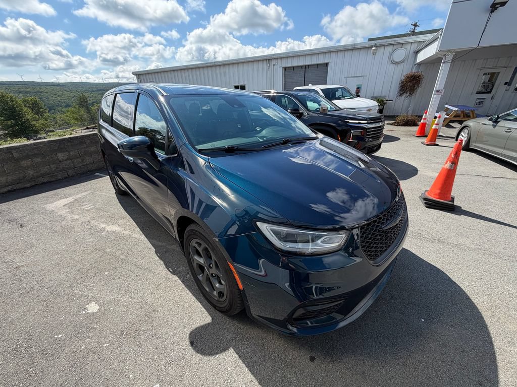 Used 2023 Chrysler Pacifica Touring-L w/ S Appearance Package FWD image 7