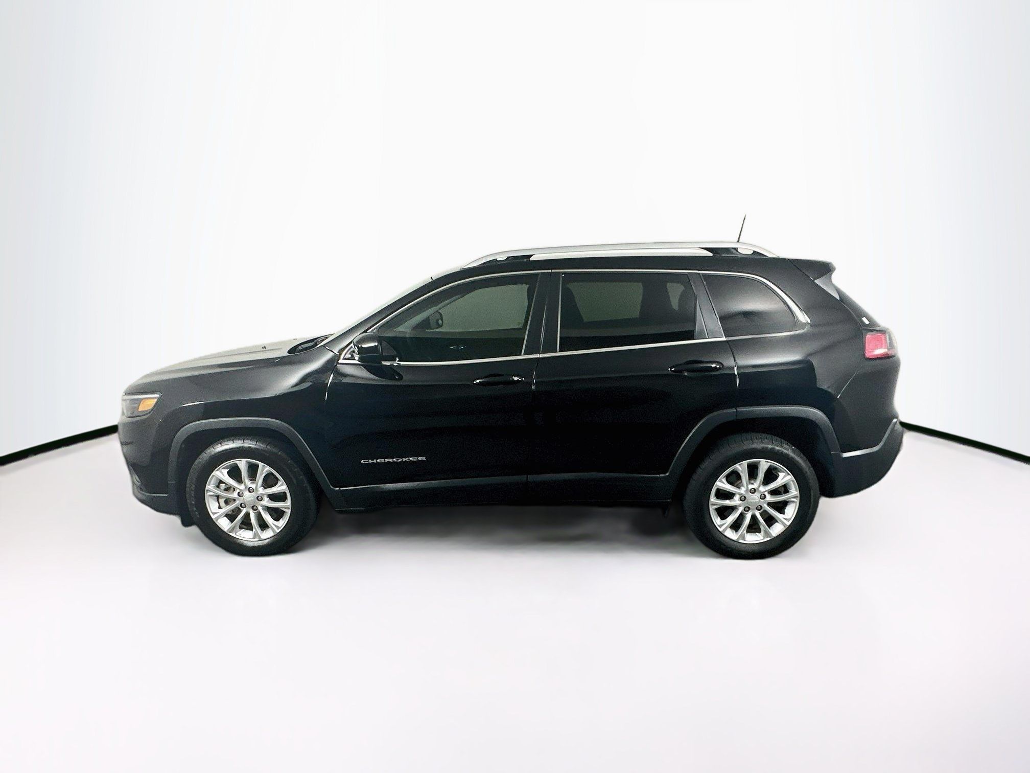 Used 2019 Jeep Cherokee Latitude w/ Popular Appearance Group FWD image 4