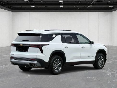 Used 2024 Chevrolet Traverse LT FWD image 5