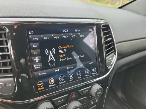 Used 2021 Jeep Grand Cherokee Laredo X image 27