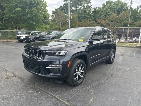 Used 2024 Jeep Grand Cherokee Limited AWD/4WD image 5