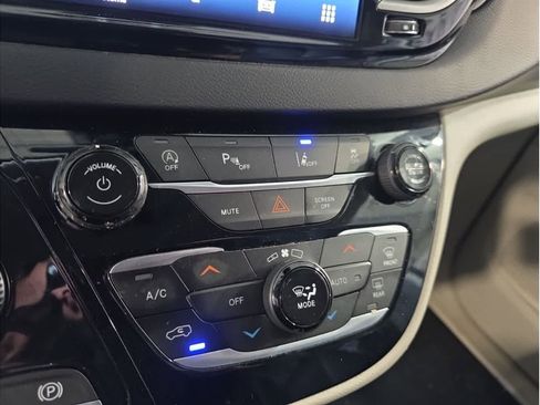 Used 2023 Chrysler Pacifica Touring-L image 24