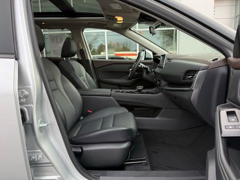 Used 2023 Nissan Rogue SV w/ SV Premium B Package image 21