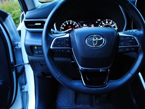 Used 2020 Toyota Highlander XLE image 34