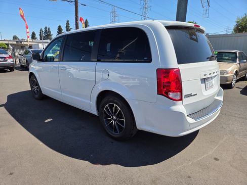 Used 2018 Dodge Grand Caravan GT image 2