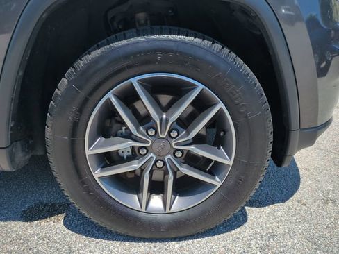 Used 2019 Jeep Grand Cherokee Laredo w/ Laredo X Package RWD image 11
