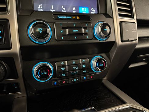 Used 2019 Ford F150 Platinum w/ Equipment Group 701A Luxury image 32