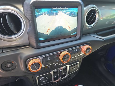 Used 2018 Jeep Wrangler Unlimited Sahara AWD/4WD image 33