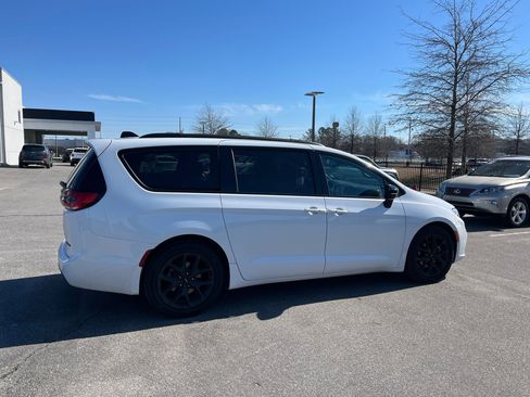 Used 2025 Chrysler Pacifica Limited image 9