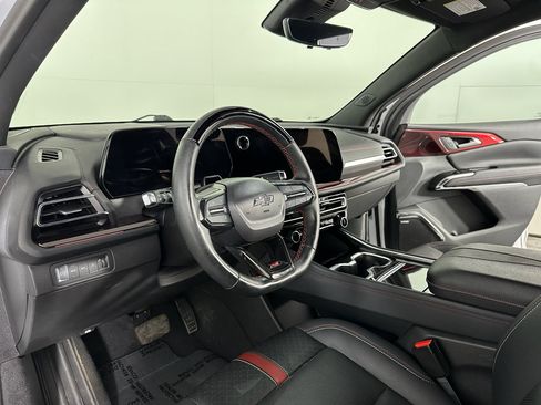 Used 2024 Chevrolet Traverse RS image 2