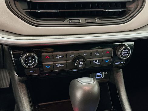 Used 2025 Jeep Compass Limited image 23