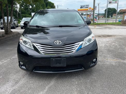Used 2017 Toyota Sienna XLE Premium w/ Protection Package FWD image 6