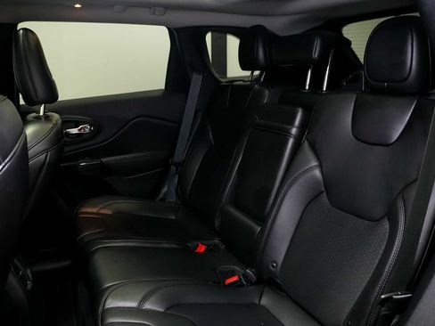 Used 2019 Jeep Cherokee Latitude Plus AWD/4WD image 19