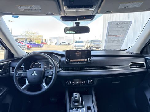 Used 2022 Mitsubishi Outlander ES image 18