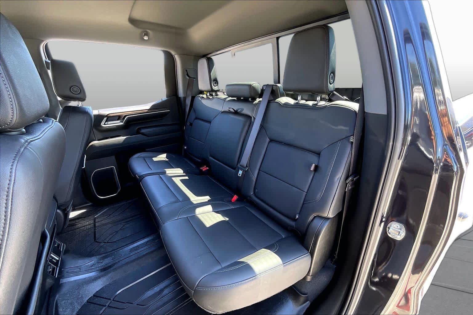 Used 2024 Chevrolet Silverado 1500 LT w/ Leather Package AWD/4WD image 18
