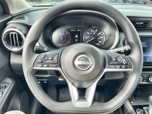 Used 2023 Nissan Kicks SV FWD image 11