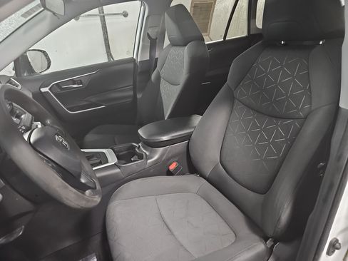 Used 2021 Toyota RAV4 XLE w/ Convenience Package FWD image 15