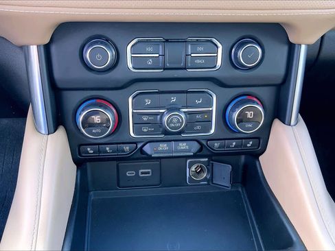 Used 2021 Chevrolet Tahoe Premier w/ Premium Package image 33