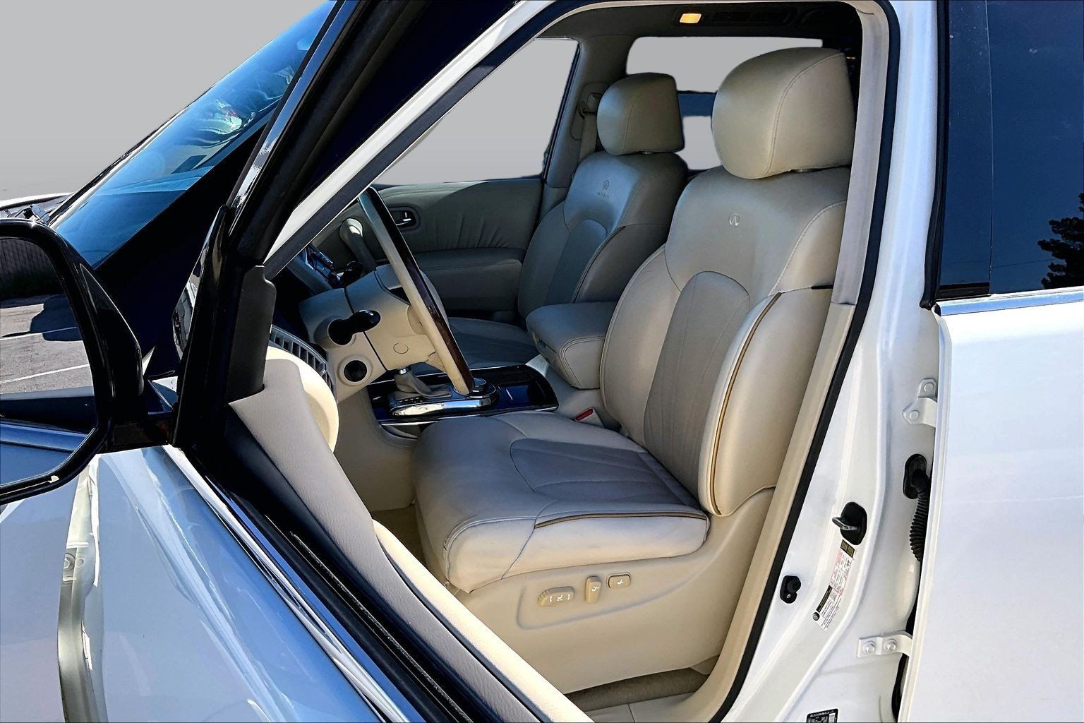 Used 2011 INFINITI QX56 4WD w/ Deluxe Touring Pkg image 26
