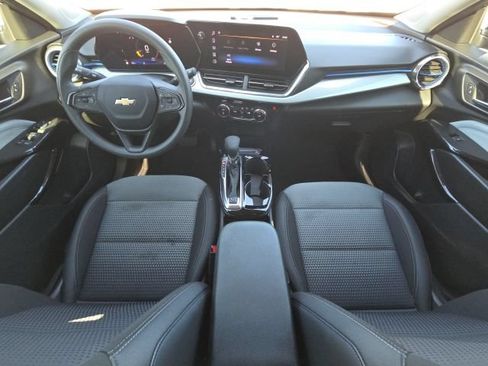 Used 2025 Chevrolet Trax LT FWD image 31